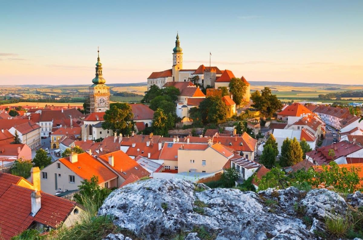 Teambuilding v Mikulově: Historie, víno a týmové zážitky v jedinečném prostředí